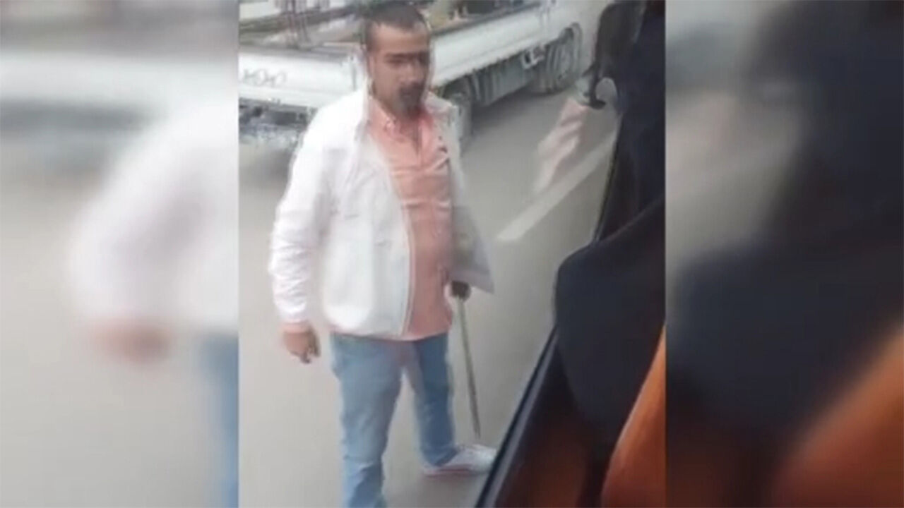 Sokak ortasında pes dedirten görüntüler! Yol verme kavgasında döner bıçağını savurdu - 1. Resim