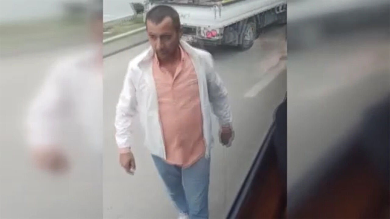 Sokak ortasında pes dedirten görüntüler! Yol verme kavgasında döner bıçağını savurdu - 2. Resim