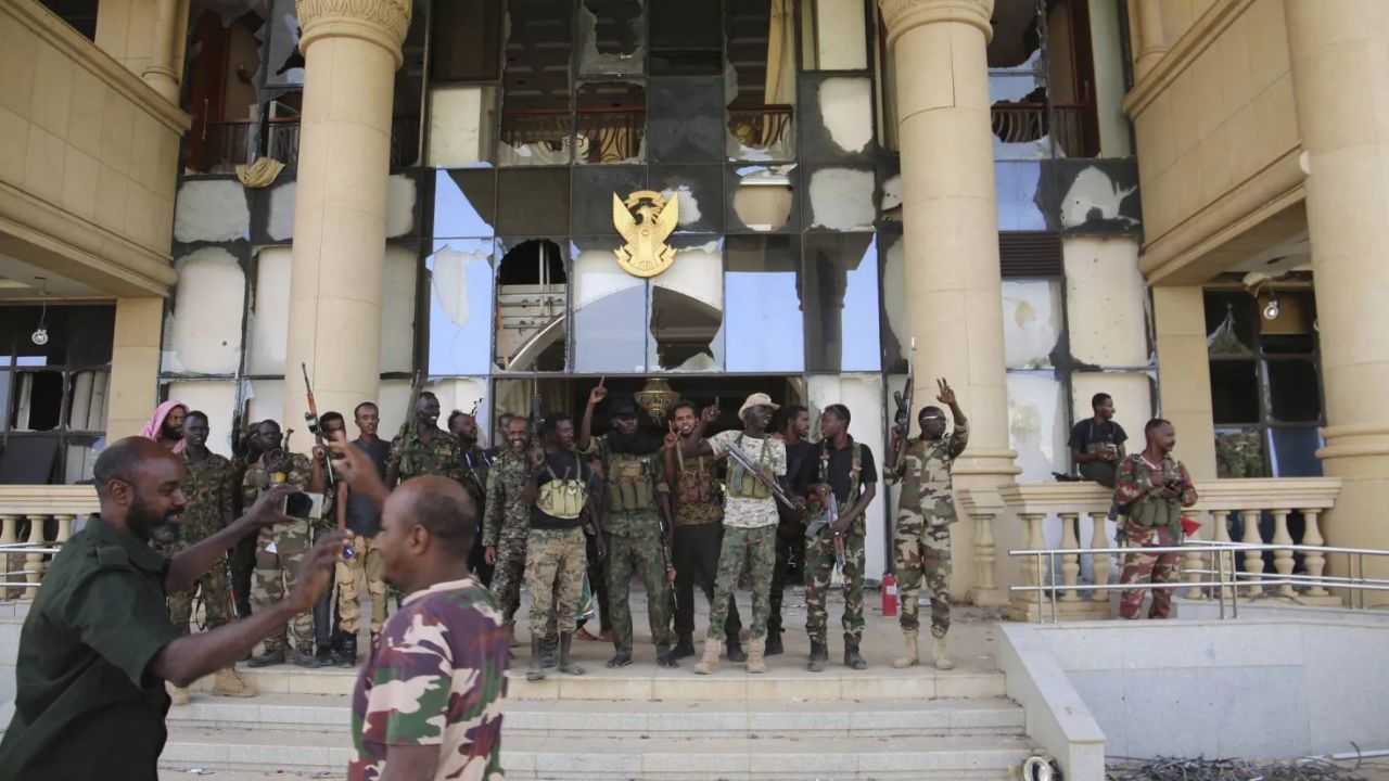 Sudan&#039;da hükümet feshedildi, ordu destekli geçiş süreci başlıyor