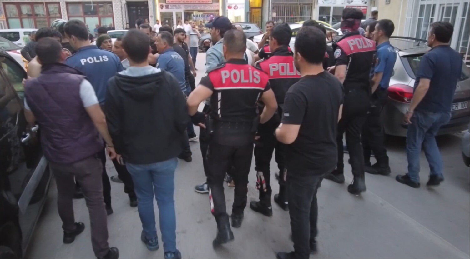 Trafikte korna kavgası meydan savaşına dönüştü Trafikte korna kavgası meydan savaşına dönüştü - 1. Resim