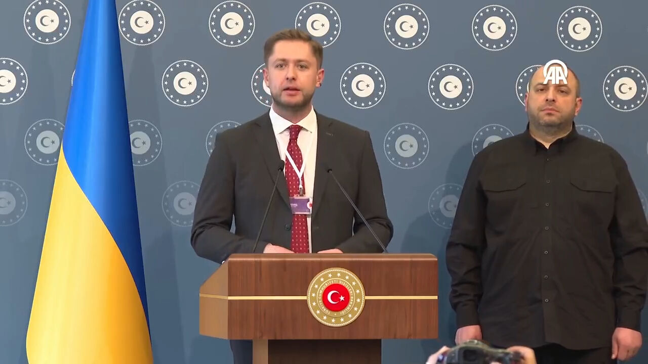 Çırağan’da büyük mutabakat: Rusya ve Ukrayna esir takasında anlaştı! Ukrayna heyeti basının sorularını cevapladı. Heyet, müzakerelerde özellikle ateşkesin öncelikli şart olduğunu vurguladı.