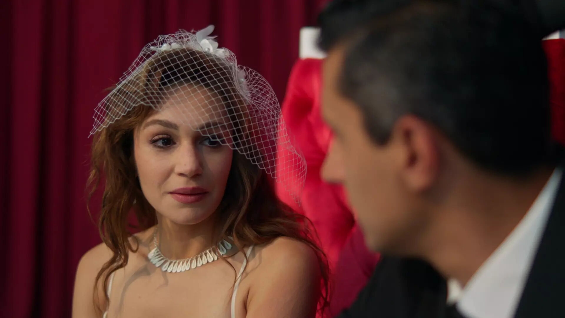 Uzak Şehir Nare öldü mü? Sahra Şaş diziden ayrılıyor mu? - 1. Resim