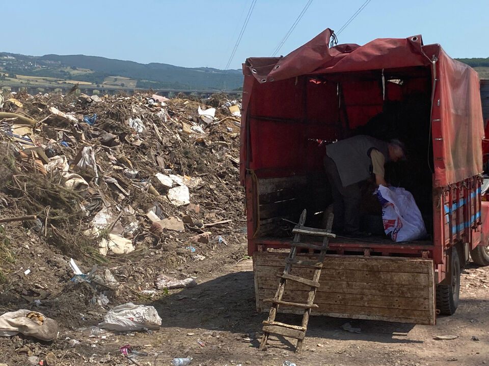 70 bin lira veremeyen 'köylü pazarına': Çöplük içinde kurbanlık satışı! İzmit'te mide bulandıran görüntüler... 70 bin lira veremeyen 'köylü pazarına': Çöplük içinde kurbanlık satışı! İzmit'te mide bulandıran görüntüler... - 1. Resim