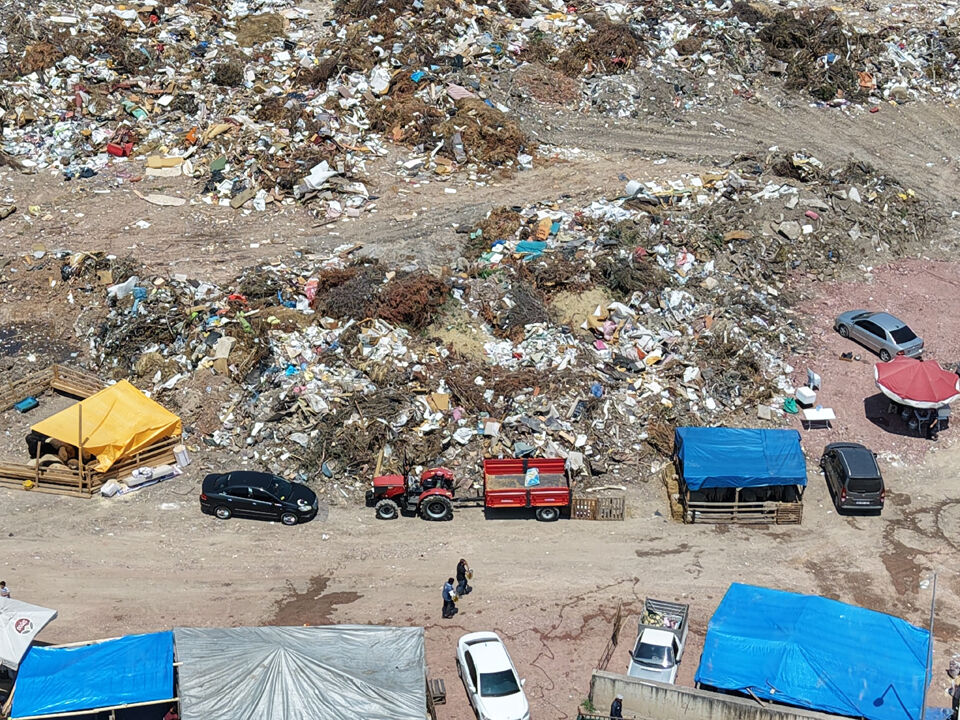 70 bin lira veremeyen 'köylü pazarına': Çöplük içinde kurbanlık satışı! İzmit'te mide bulandıran görüntüler... 70 bin lira veremeyen 'köylü pazarına': Çöplük içinde kurbanlık satışı! İzmit'te mide bulandıran görüntüler... - 3. Resim