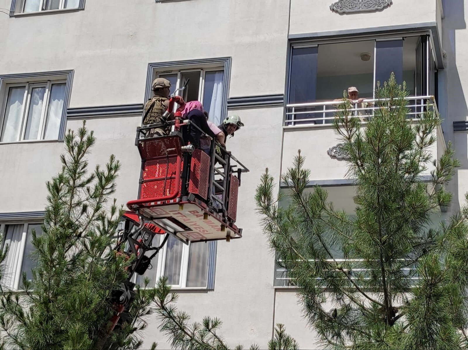Anne, baba ve kardeşlerini tahra ile rehin aldı! Ekipler seferber oldu Anne, baba ve kardeşlerini tahra ile rehin aldı! Ekipler seferber oldu - 1. Resim