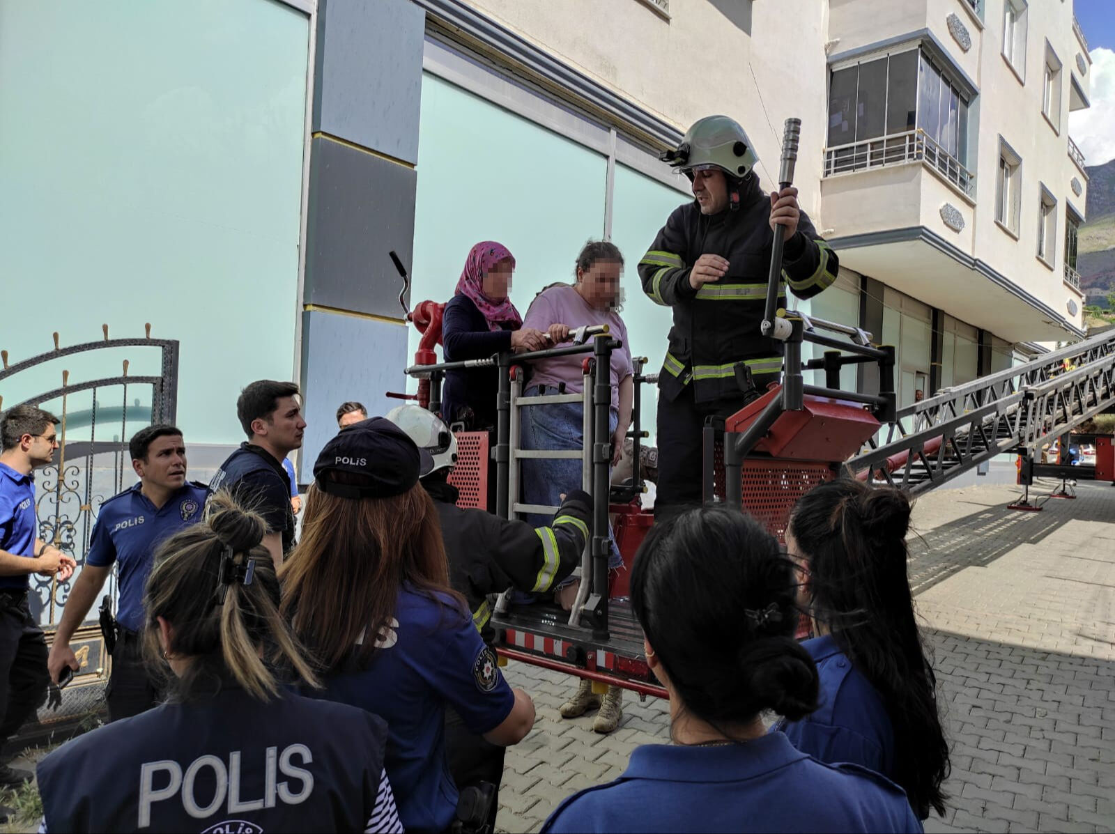 Anne, baba ve kardeşlerini tahra ile rehin aldı! Ekipler seferber oldu Anne, baba ve kardeşlerini tahra ile rehin aldı! Ekipler seferber oldu - 2. Resim