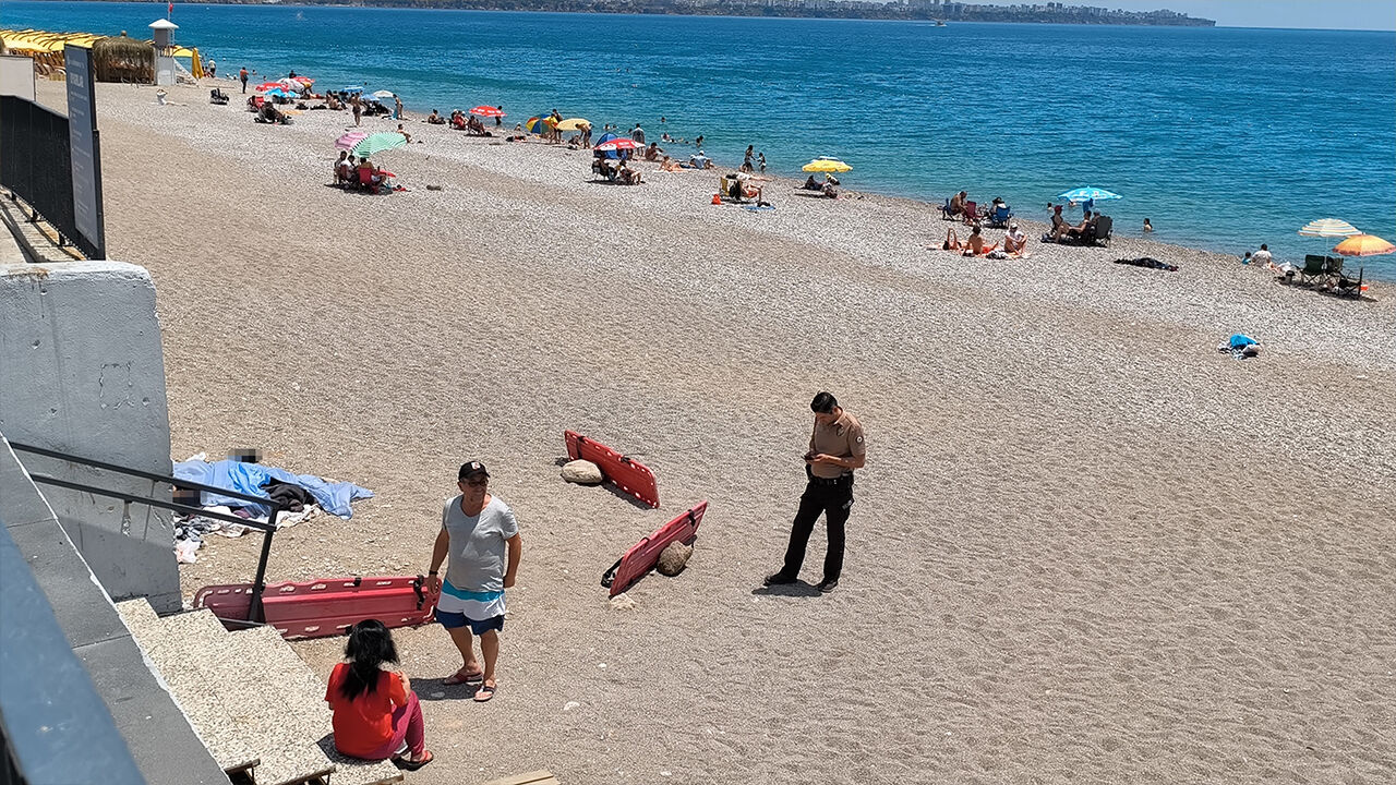 Antalya sahilinde şoke eden manzara: Cesetle aynı kıyıda güneşlendiler... - 1. Resim