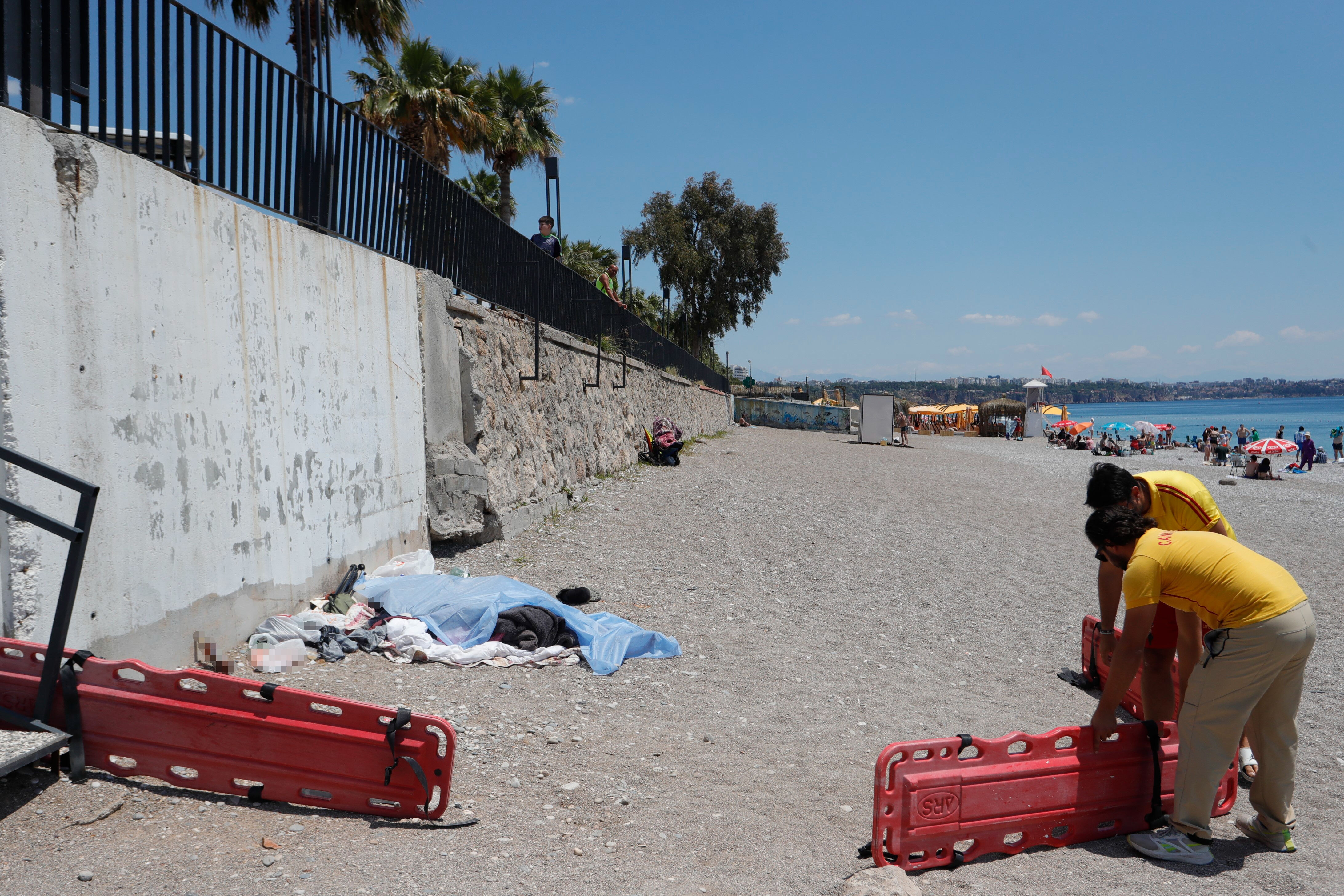 Antalya sahilinde şoke eden manzara: Cesetle aynı kıyıda güneşlendiler... - 2. Resim