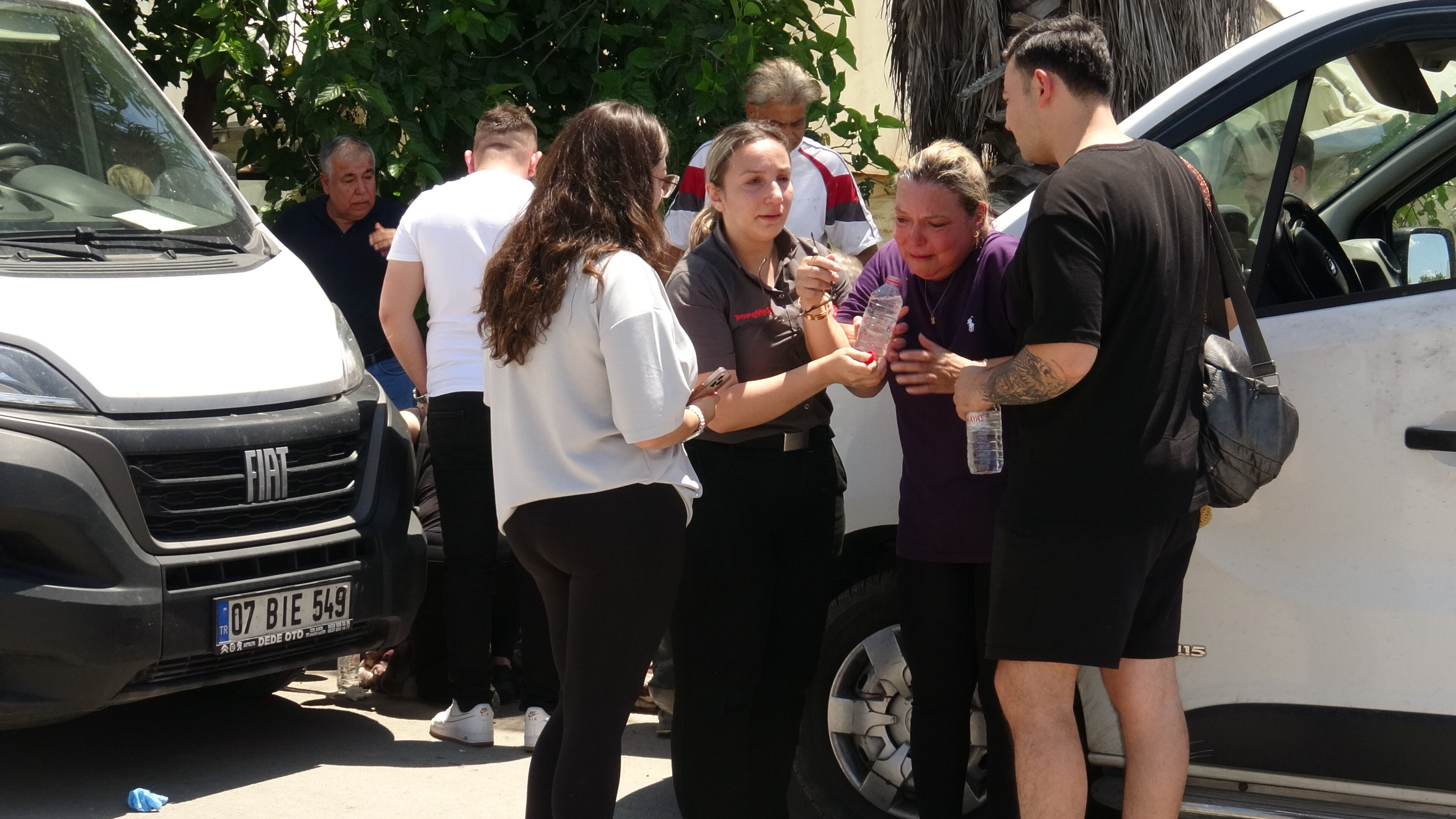 Aracını tamir ediyor zannettiler! Gerçek ortaya çıkınca kahroldular Aracını tamir ediyor zannettiler! Gerçek ortaya çıkınca kahroldular - 2. Resim