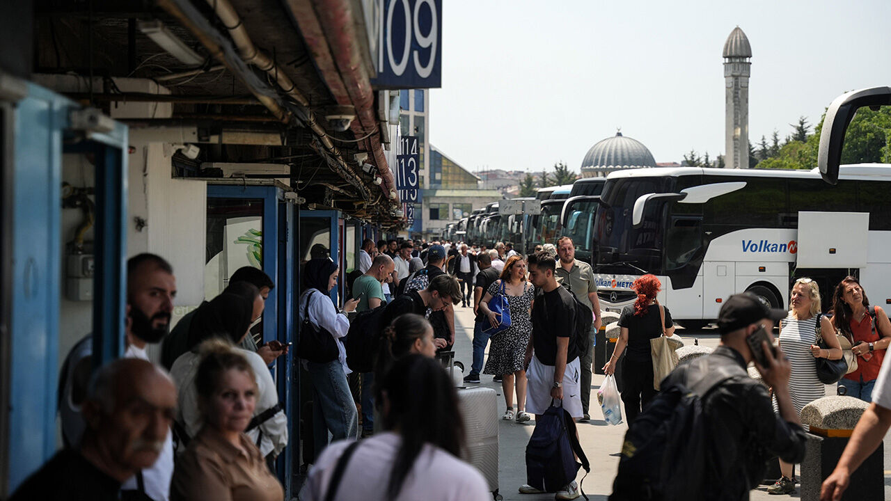 Biletler pahalı mı ucuz mu? İstanbul Otogarı'nda bayram yoğunluğu! - 1. Resim
