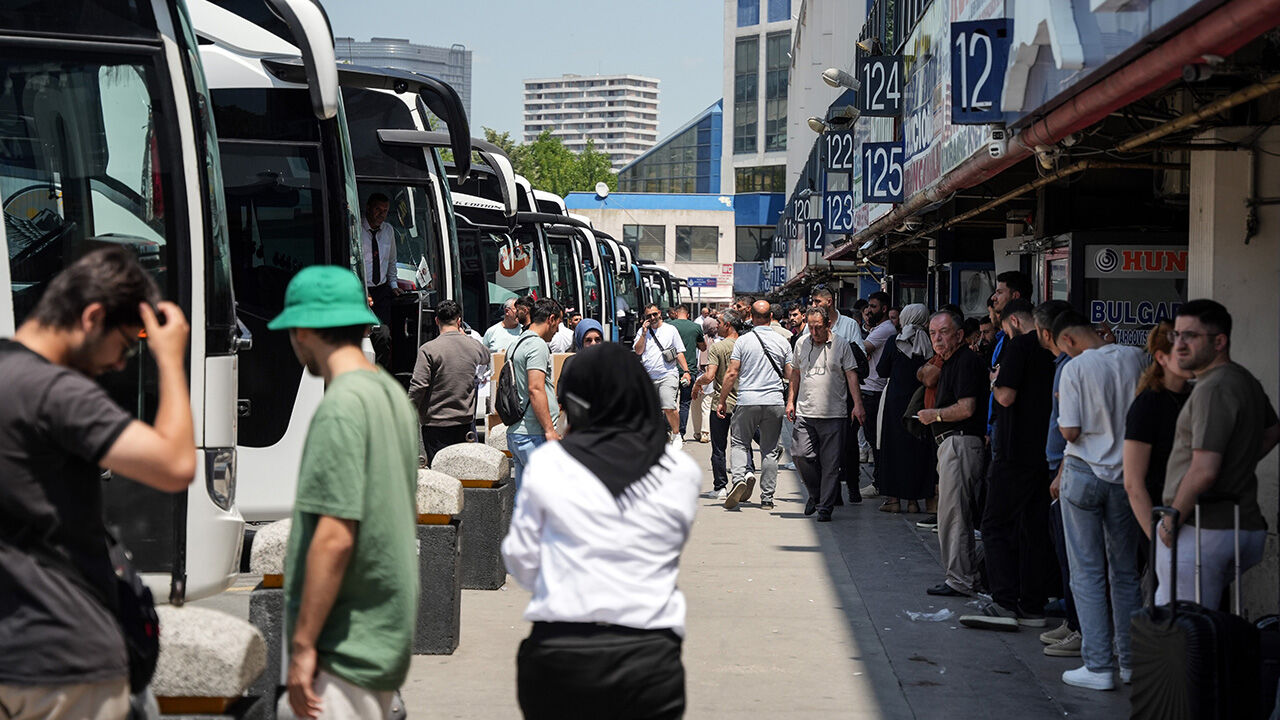 Biletler pahalı mı ucuz mu? İstanbul Otogarı'nda bayram yoğunluğu! - 2. Resim