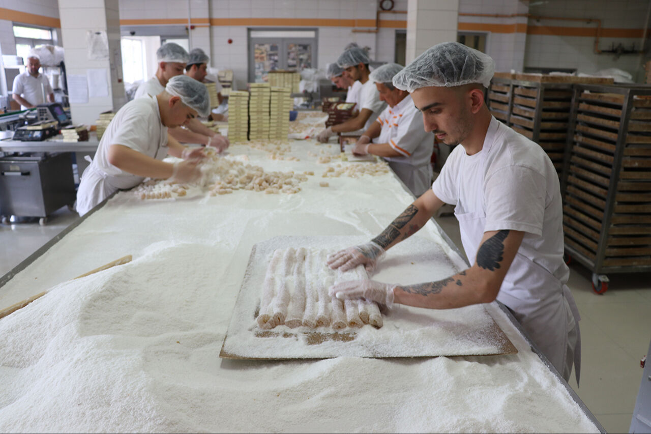 Damakta eriyor, mideyi yakmıyor, katkı maddesi kullanmıyor! Bayramların vazgeçilmezi için 55 yıldır mesai yapıyor - 1. Resim
