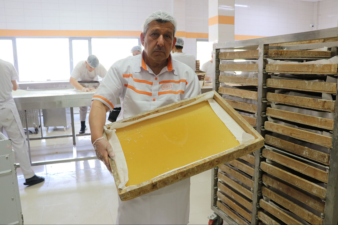Damakta eriyor, mideyi yakmıyor, katkı maddesi kullanmıyor! Bayramların vazgeçilmezi için 55 yıldır mesai yapıyor - 3. Resim