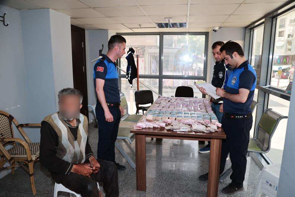 Dilencinin üzerinden çıkan para zabıta ekiplerini bile şaşırttı Dilencinin üzerinden çıkan para zabıta ekiplerini bile şaşırttı - 1. Resim