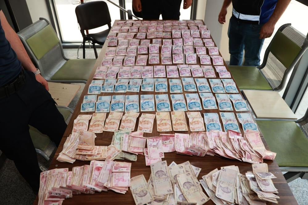 Dilencinin üzerinden çıkan para zabıta ekiplerini bile şaşırttı Dilencinin üzerinden çıkan para zabıta ekiplerini bile şaşırttı - 2. Resim