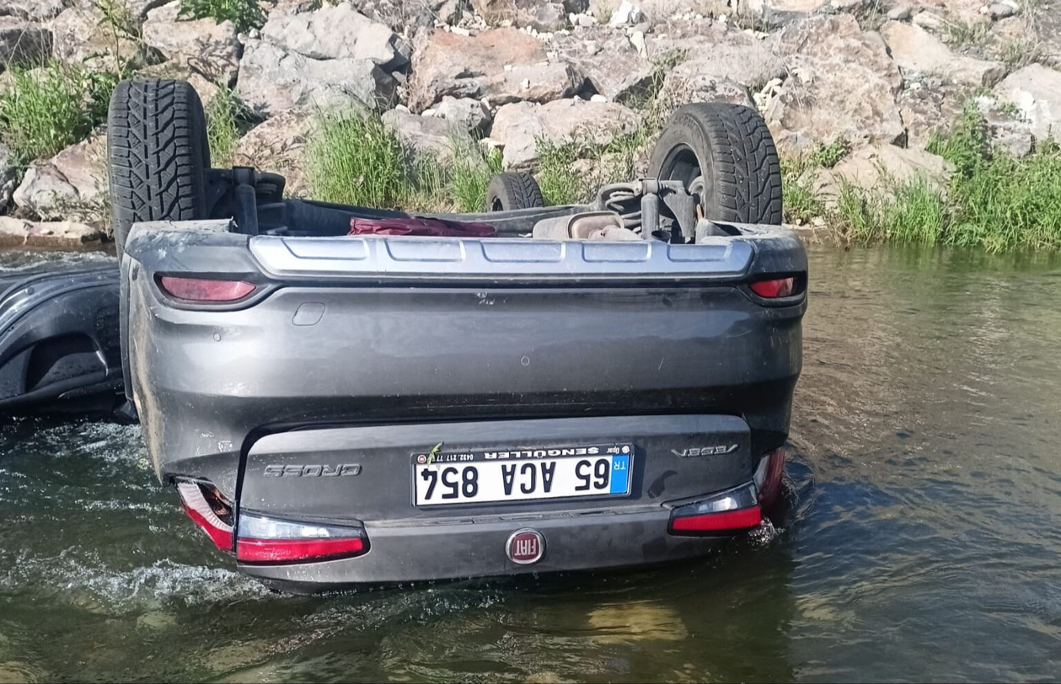 Erzurum'da feci kaza! Dereye uçan araçta 3 kişilik aile yok oldu - 2. Resim