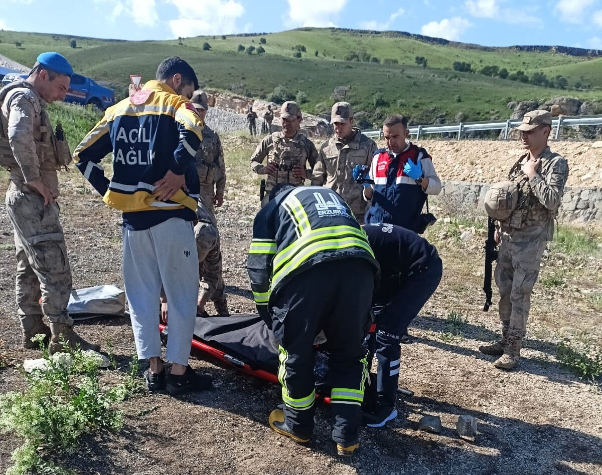Erzurum'da feci kaza! Dereye uçan araçta 3 kişilik aile yok oldu - 1. Resim