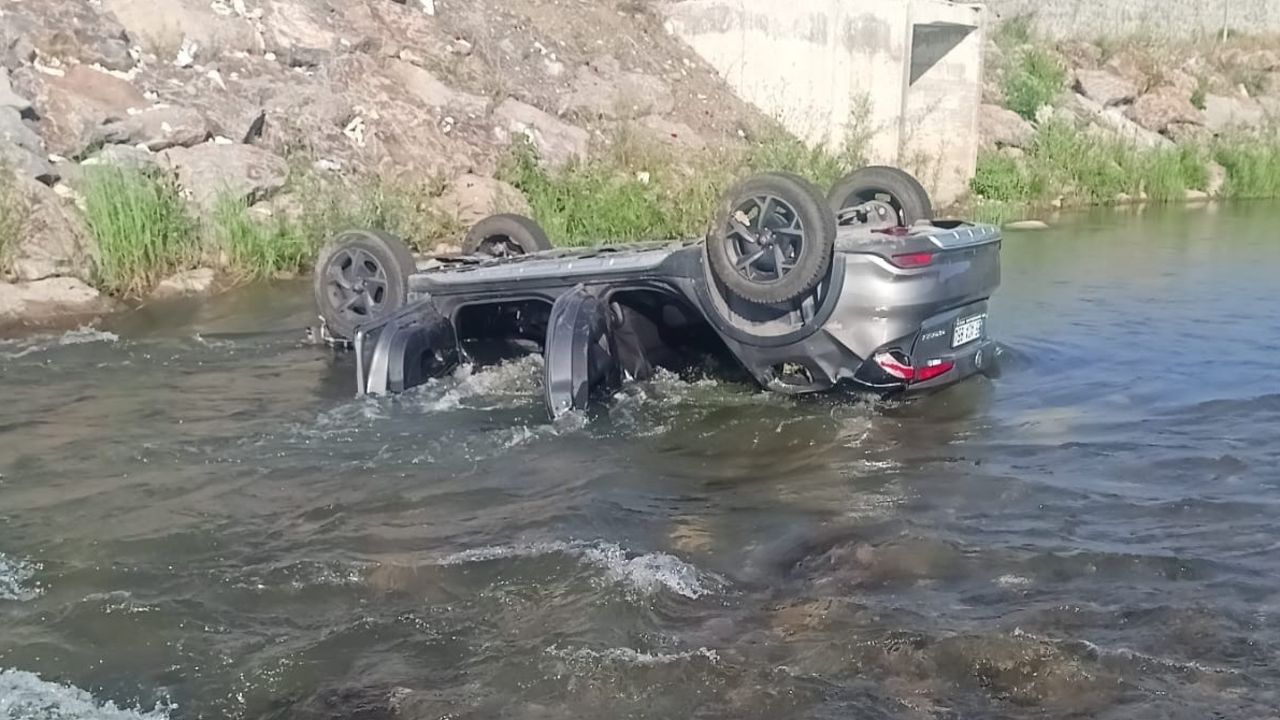 Erzurum&#039;da feci kaza! Dereye uçan araçta 3 kişilik aile yok oldu