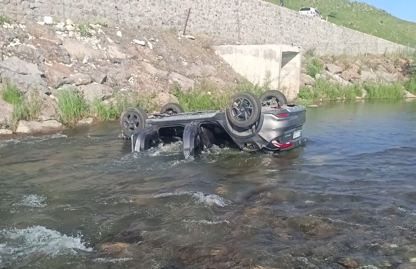 Erzurum'da feci kaza! Dereye uçan araçta 3 kişilik aile yok oldu - 3. Resim