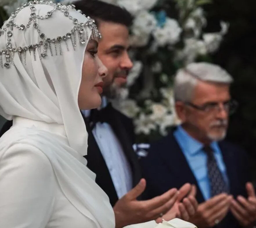 Gamze Özçelik, 1. evlilik yıl dönümünü kutladı! Paylaşımdaki detaylar gündem oldu - 2. Resim