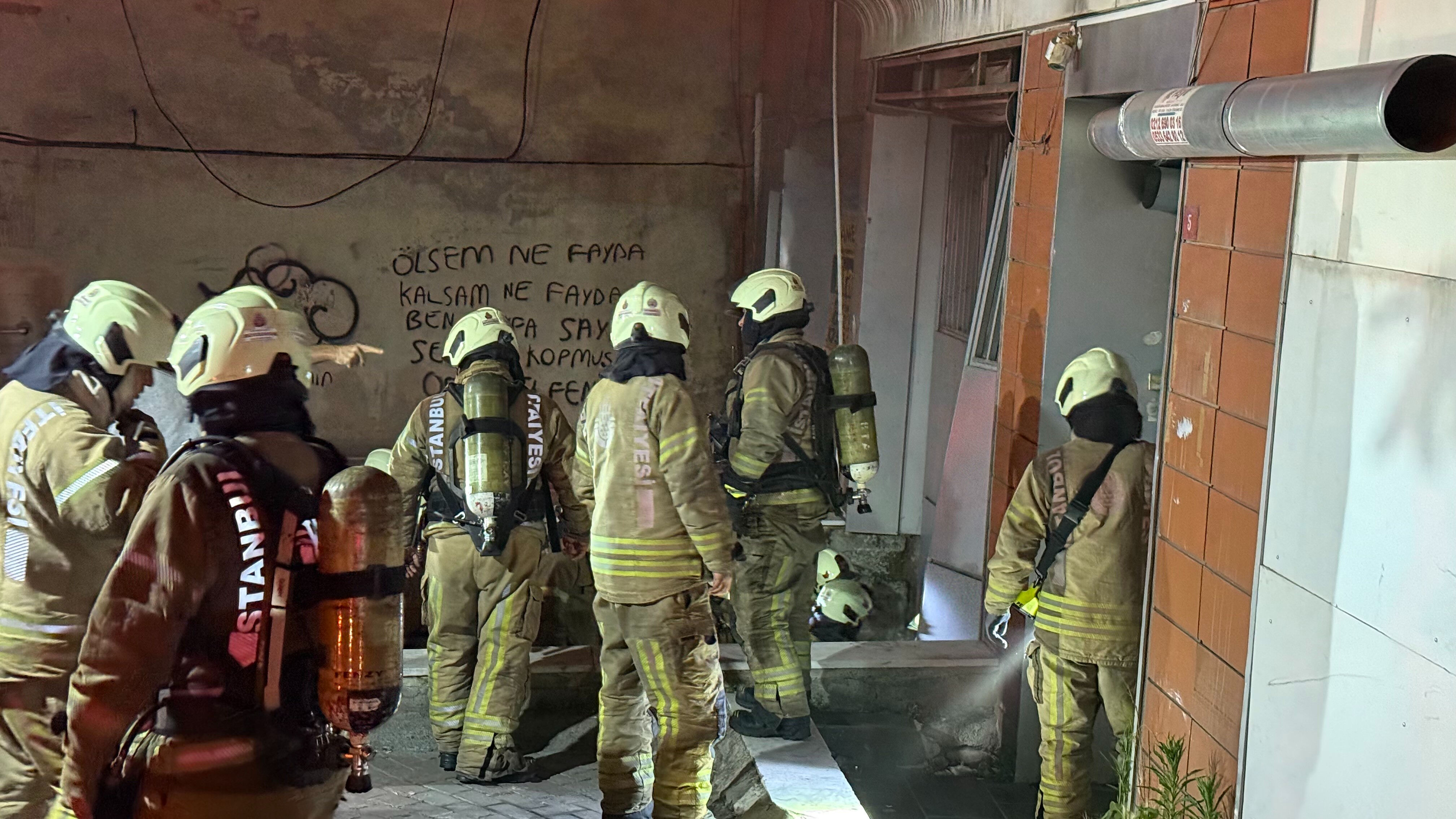 G&uuml;ng&ouml;ren'de gece yarısı korkutan yangın! Ekipler alarma ge&ccedil;ti - 1. Resim