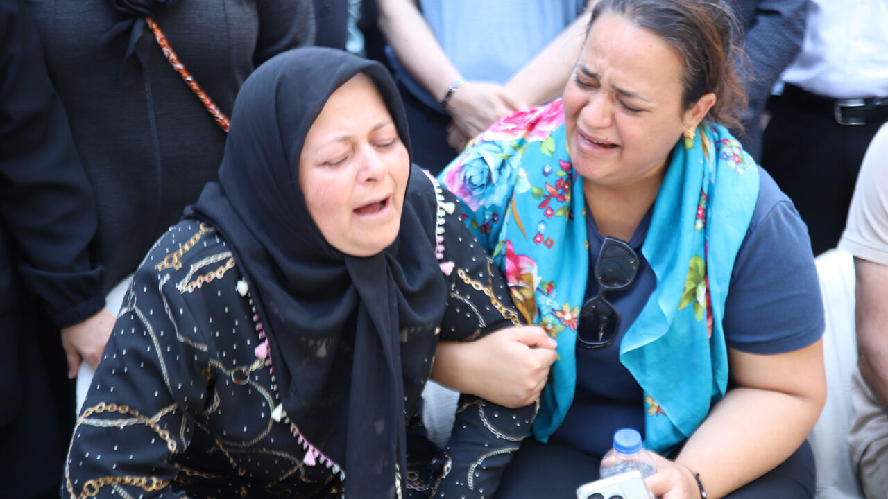 Günün en acı karesi! Kaybettiği eşi ve iki çocuğuna böyle veda etti - 2. Resim