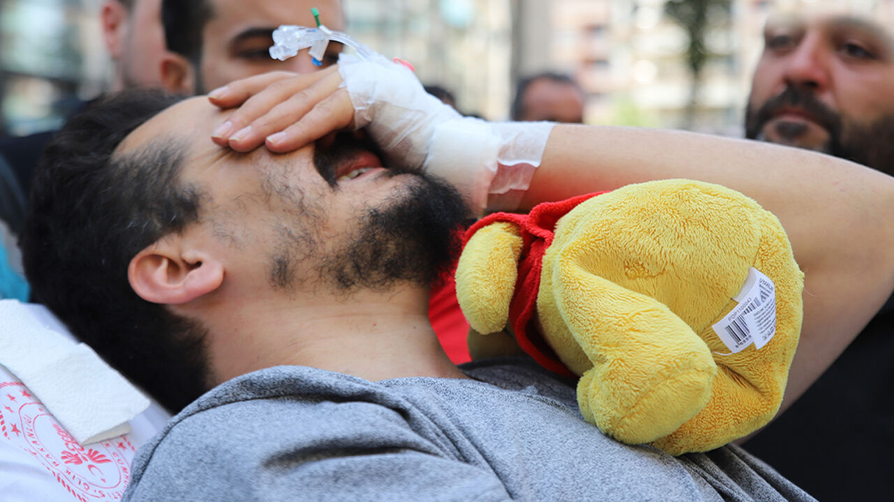 Günün en acı karesi! Kaybettiği eşi ve iki çocuğuna böyle veda etti - 1. Resim