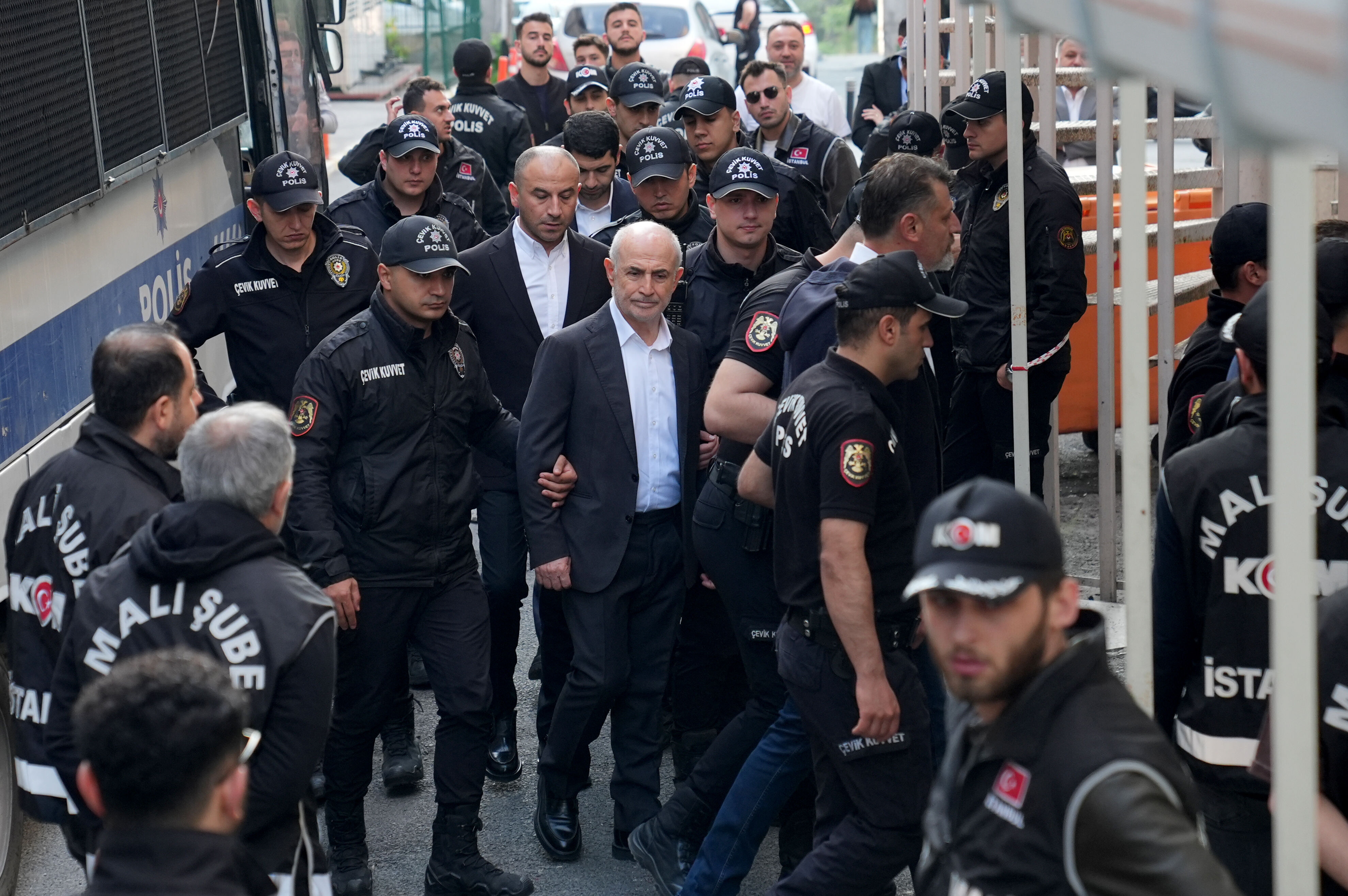 İstanbul'da 4 ayrı yolsuzluk soruşturması! 38 kişi adliyede - 1. Resim