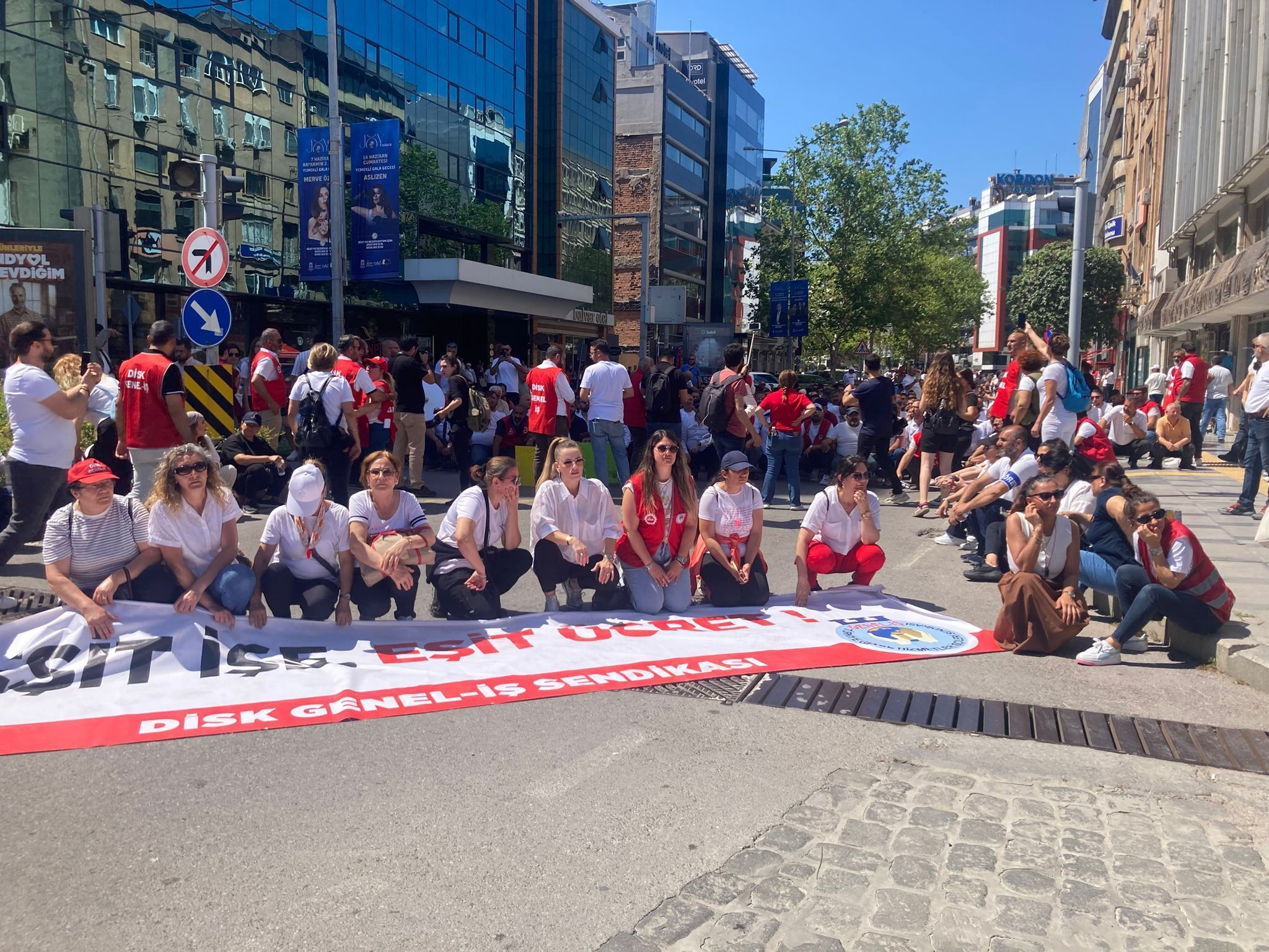 İzmir'de grev altıncı gününde... İşçiler ne istiyor, belediye ne diyor? İzmir'de grev altıncı gününde... İşçiler ne istiyor, belediye ne diyor? - 3. Resim