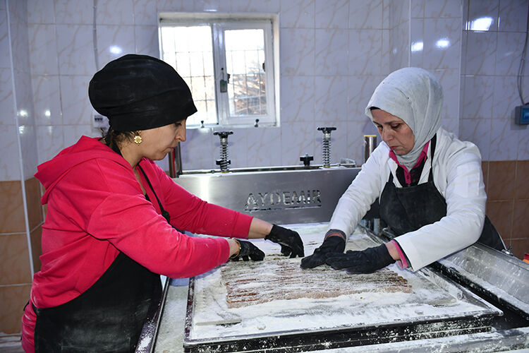 Kadınlar devlet desteğiyle imalathane kurdu! Paketini 150 lira ile 350 lira arasında satıyorlar Kadınlar devlet desteğiyle imalathane kurdu! Paketini 150 lira ile 350 lira arasında satıyorlar - 1. Resim