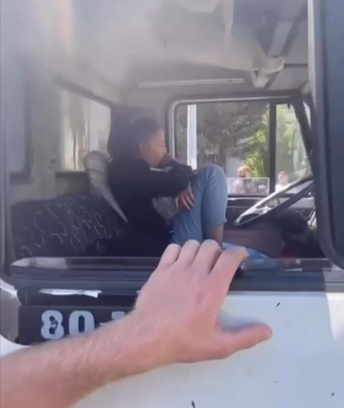 Kamyon çalan kadın tehlike saçtı, sürücü suçüstü yakaladı - 1. Resim