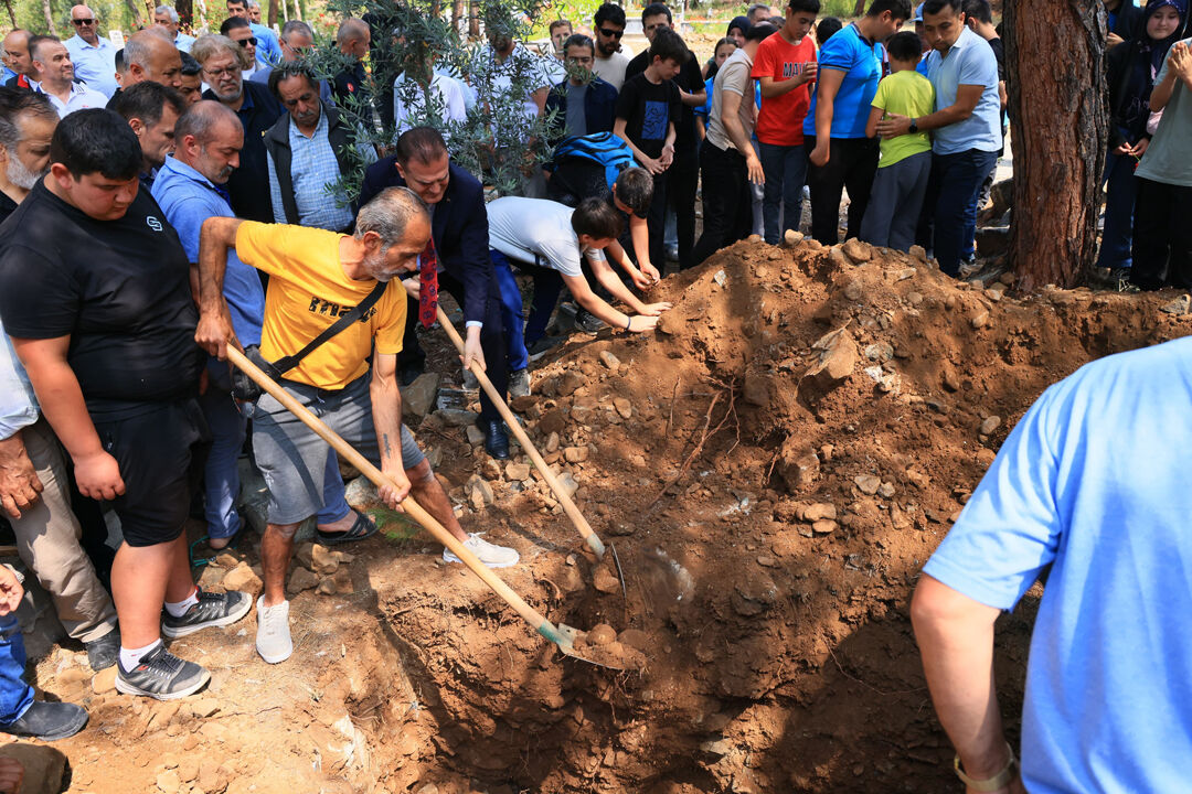Muğla'daki depremde can vermişti: Afra Nur Günlü'ye arkadaş ellerinden son veda Muğla'daki depremde can vermişti: Afra Nur Günlü'ye arkadaş ellerinden son veda - 3. Resim
