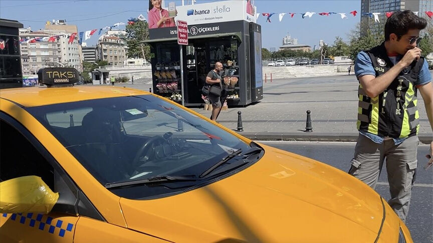 Ruhsatları olmamasına rağmen yolcu taşıdılar! İstanbul'da 5 taksiciye ceza kesildi Ruhsatları olmamasına rağmen yolcu taşıdılar! İstanbul'da 5 taksiciye ceza kesildi - 1. Resim