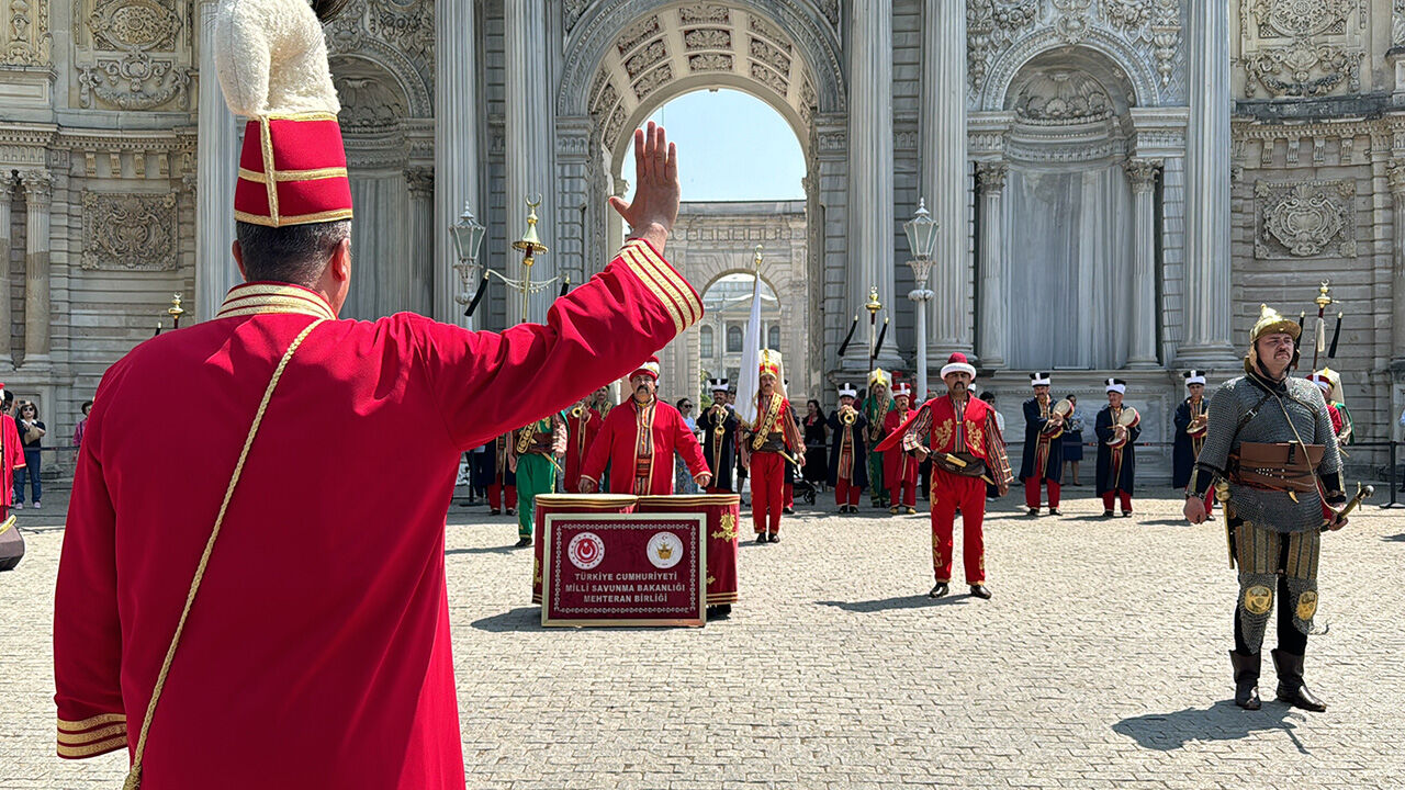Sesi duyan saraya koştu! Osmanlıyı kalplerinde hissediyorlar... Mehter gösterileri başladı - 1. Resim