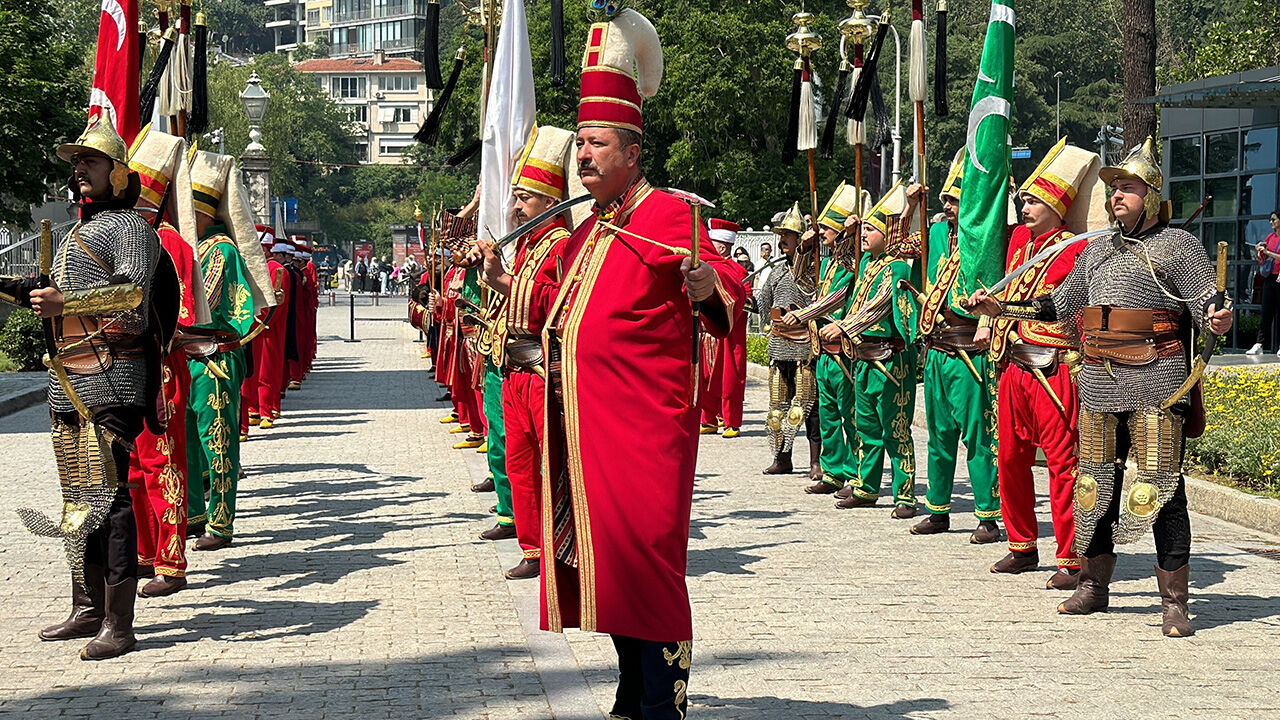 Sesi duyan saraya koştu! Osmanlıyı kalplerinde hissediyorlar... Mehter gösterileri başladı - 3. Resim