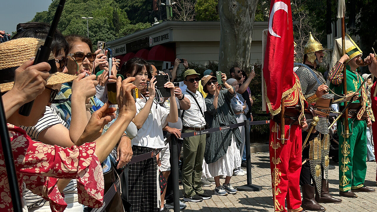 Sesi duyan saraya koştu! Osmanlıyı kalplerinde hissediyorlar... Mehter gösterileri başladı - 2. Resim