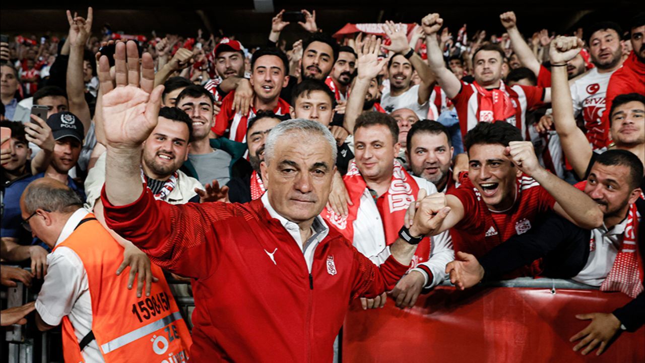 Süper Lig'den düşen Sivas'ta deprem! Rıza Çalımbay istifa etti Süper Lig'den düşen Sivas'ta deprem! Rıza Çalımbay istifa etti
