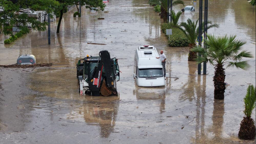 Trabzon'da sağanak yağış hayatı felç etti! Eski devlet sahil yolu sular altında - 3. Resim