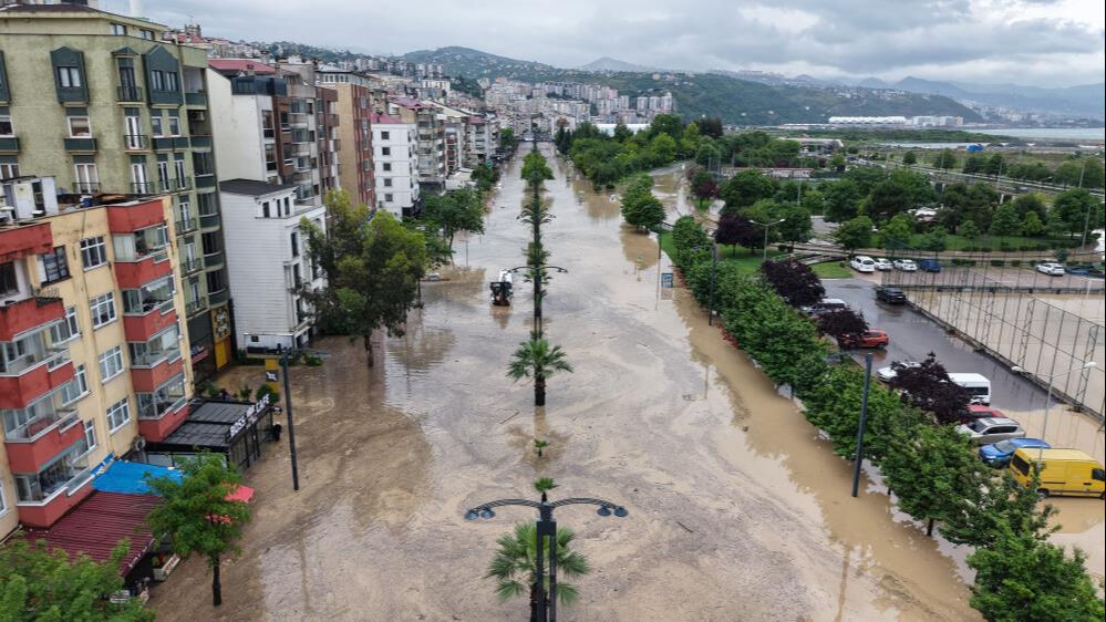 Trabzon'da sağanak yağış hayatı felç etti! Eski devlet sahil yolu sular altında - 1. Resim