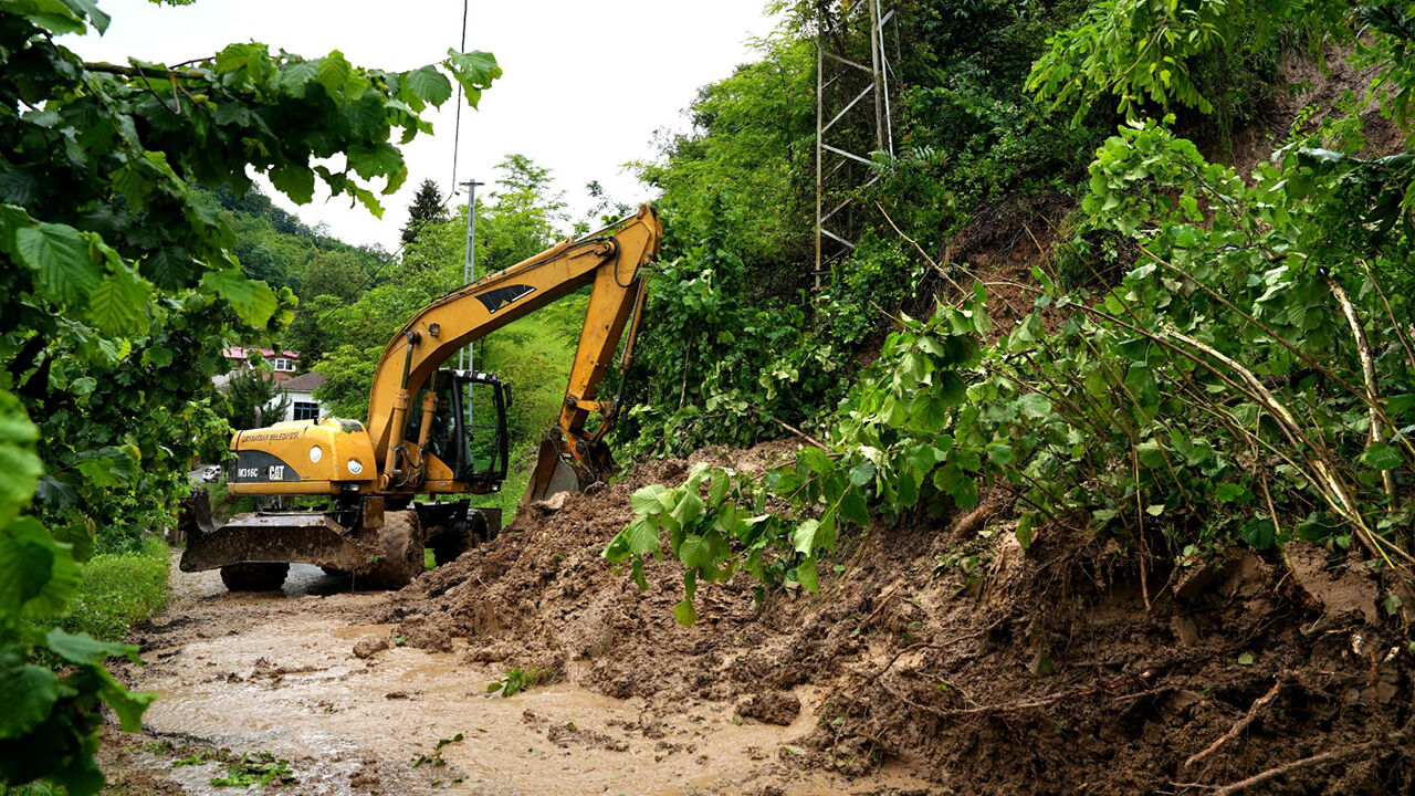 Trabzon'da sağanak yağış hayatı felç etti! Eski devlet sahil yolu sular altında - 6. Resim