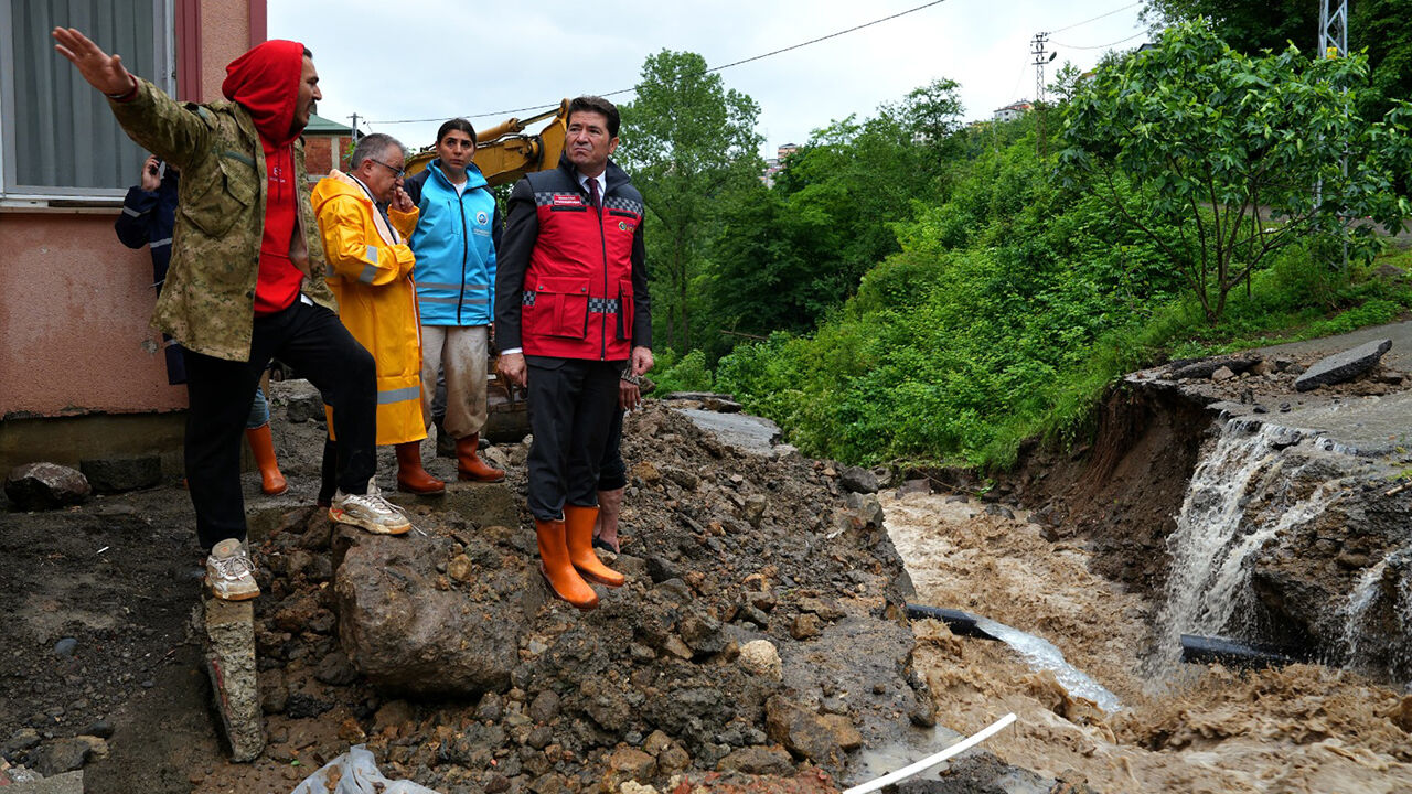 Trabzon'da sağanak yağış hayatı felç etti! Eski devlet sahil yolu sular altında - 7. Resim