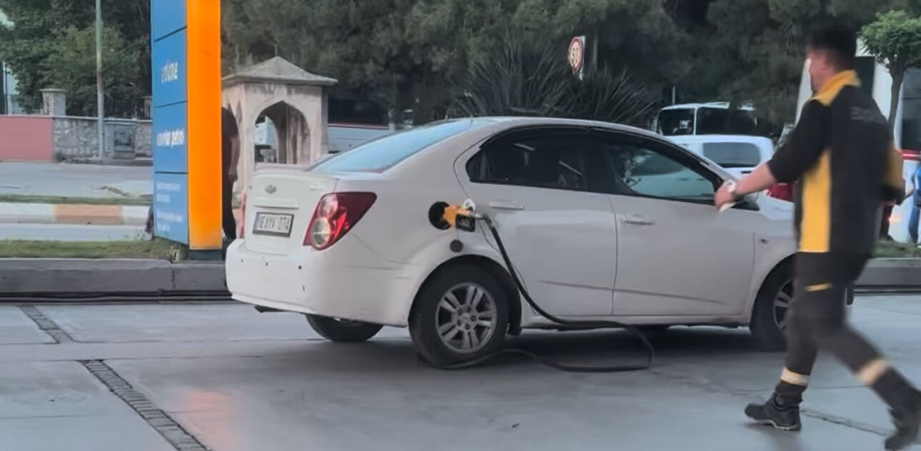 Unutkanlığın bu kadarı pes dedirtti! Benzin pompası araçtayken gaza bastı, hortumu koparttı - 1. Resim