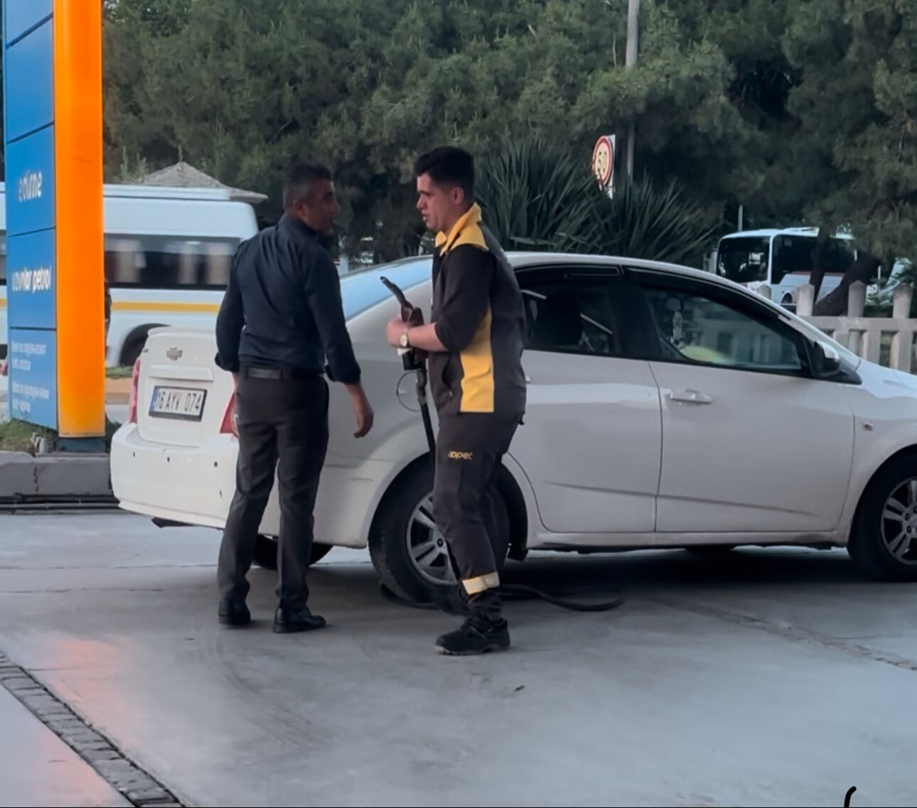 Unutkanlığın bu kadarı pes dedirtti! Benzin pompası araçtayken gaza bastı, hortumu koparttı Unutkanlığın bu kadarı pes dedirtti! Benzin pompası araçtayken gaza bastı, hortumu koparttı - 2. Resim