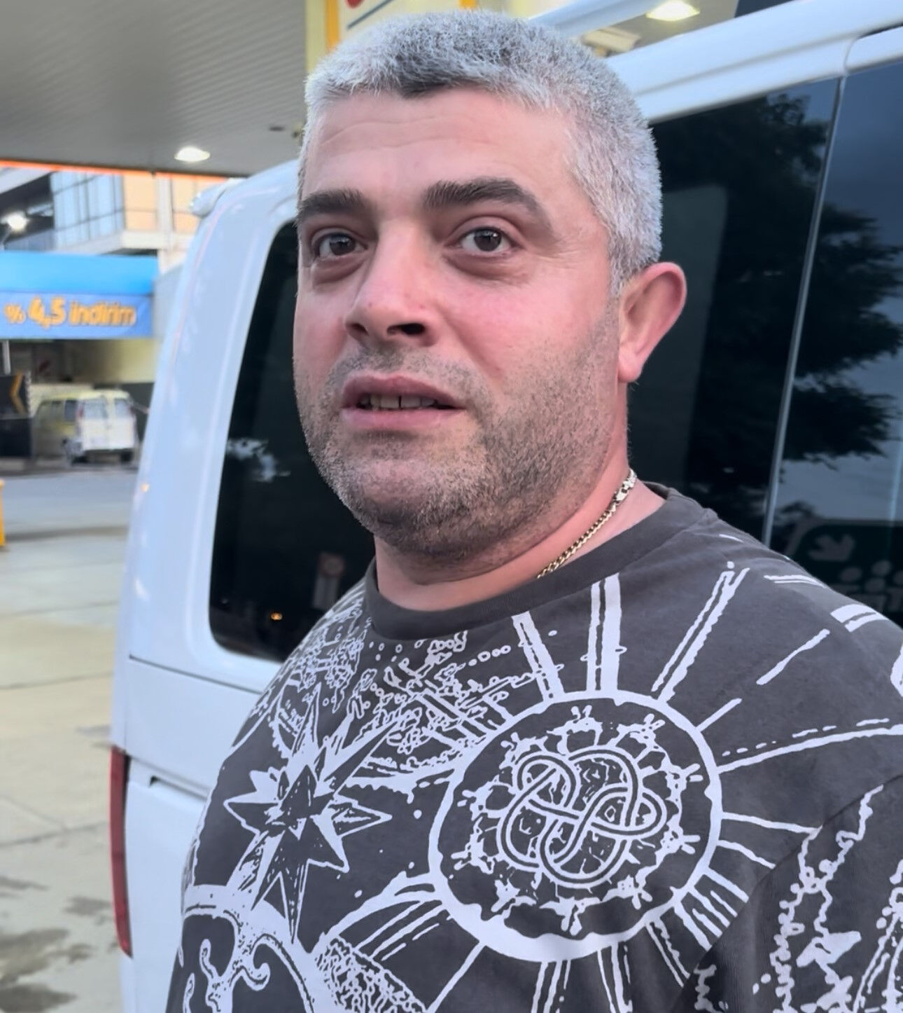 Unutkanlığın bu kadarı pes dedirtti! Benzin pompası araçtayken gaza bastı, hortumu koparttı Unutkanlığın bu kadarı pes dedirtti! Benzin pompası araçtayken gaza bastı, hortumu koparttı - 3. Resim