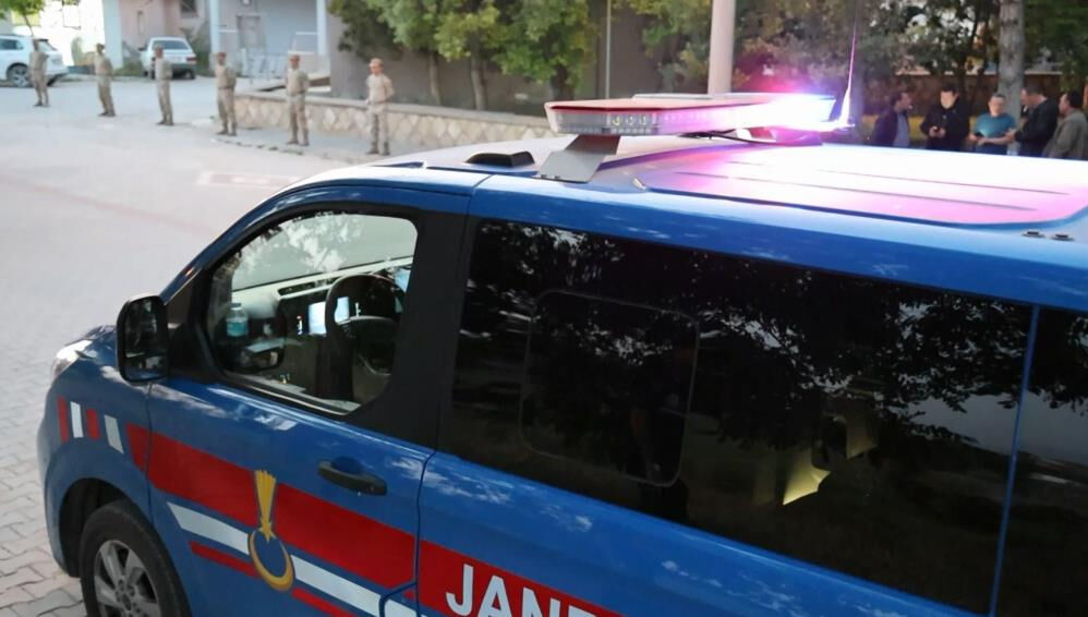 Aksaray'da korkunç cinayet: Önce kafasında şişe kırdı, sonra boğazını kesti! Aksaray'da korkunç cinayet: Önce kafasında şişe kırdı, sonra boğazını kesti! - 2. Resim