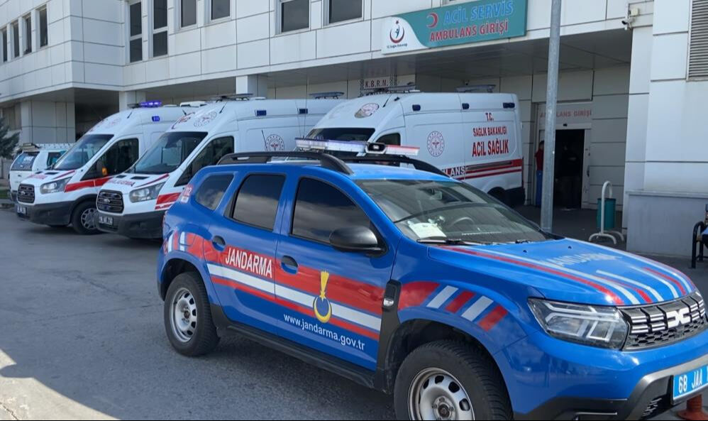 Aksaray'da korkunç cinayet: Önce kafasında şişe kırdı, sonra boğazını kesti! Aksaray'da korkunç cinayet: Önce kafasında şişe kırdı, sonra boğazını kesti! - 1. Resim