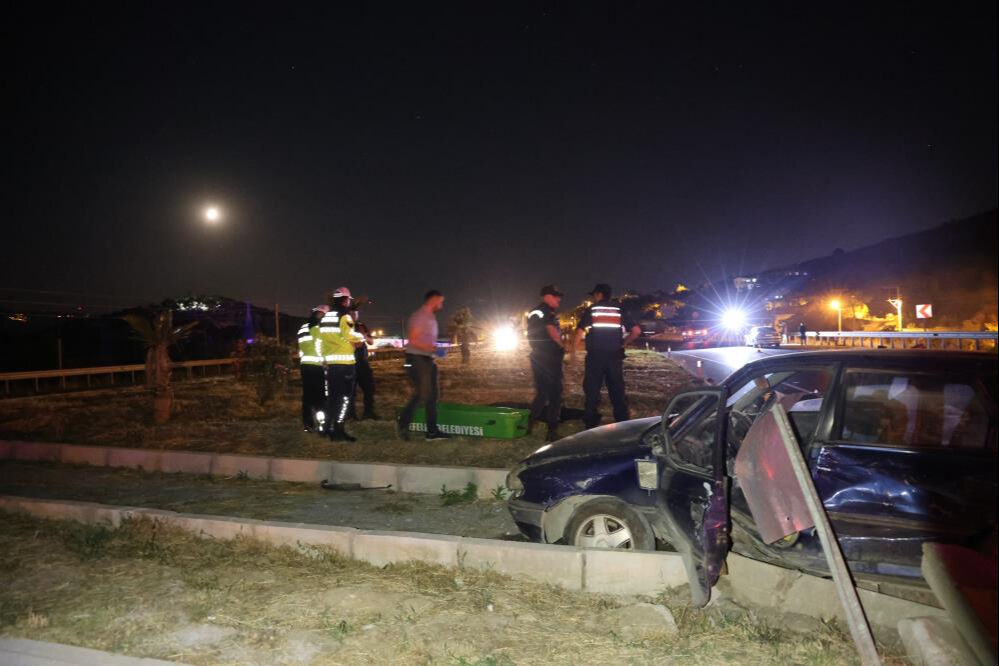 Aydın'da iki otomobil çarpıştı, ölü ve yaralılar var Aydın'da iki otomobil çarpıştı, ölü ve yaralılar var - 1. Resim