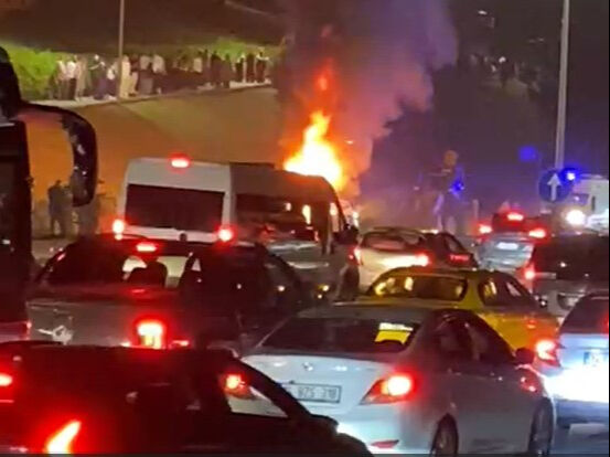 Bariyerlere çarpan araç alev topuna döndü! İstanbul'da korku dolu anlar - 1. Resim