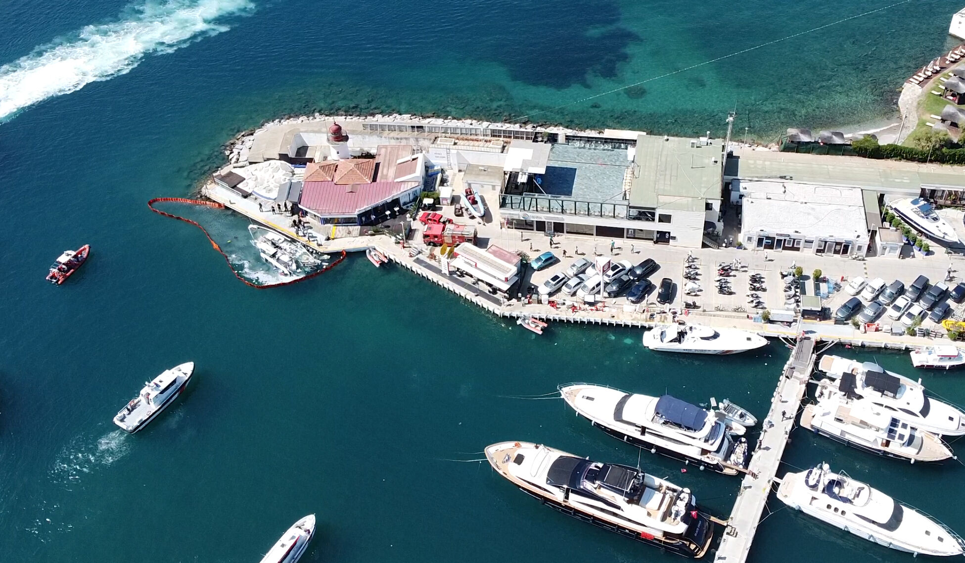 Bodrum'da yakıt ikmali için marinaya yanaşan teknede patlama! 3 kişi yaralandı Bodrum'da yakıt ikmali için marinaya yanaşan teknede patlama! 3 kişi yaralandı - 1. Resim