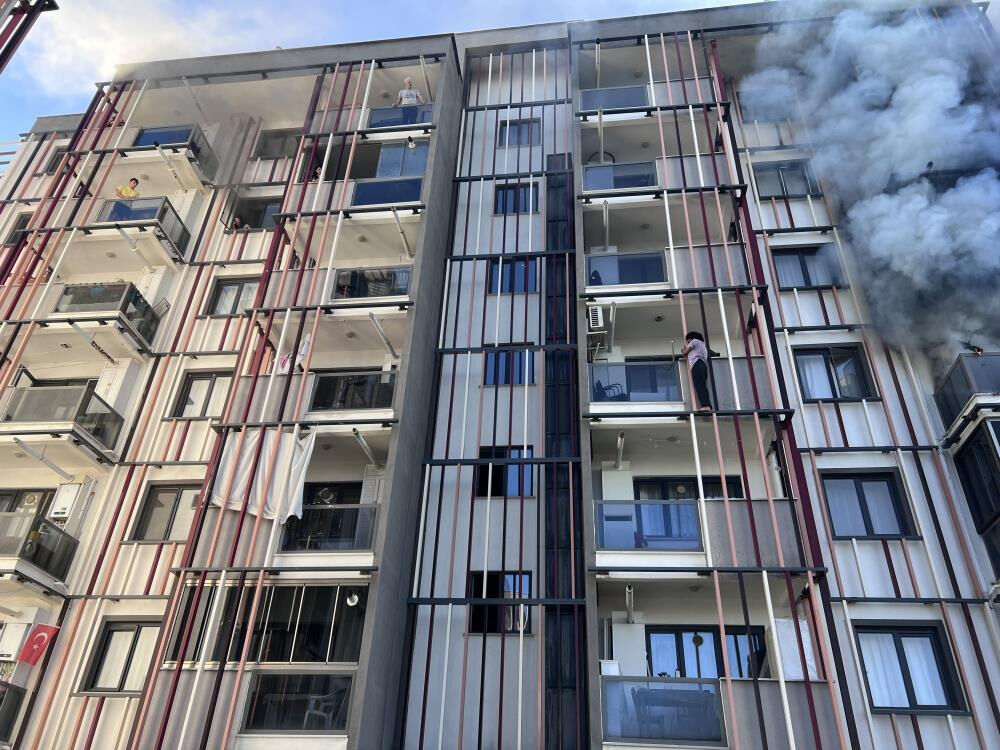 &Ccedil;anakkale'de can pazarı! Sitede yangın &ccedil;ıktı, insanlar pencerelerde kurtarılmayı bekledi - 5. Resim